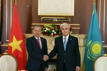 El presidente de Kazajistán, Kassym-Jomart Tokayev, y el secretario general del Partido Comunista de Vietnam, To Lam. (Foto: VNA)