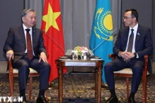 El secretario general del Partido Comunista de Vietnam, To Lam (izq.), se reúne con el presidente del Senado del Parlamento de Kazajistán, Maulen Ashimbaev (Foto: VNA)