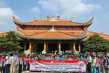 La delegación entrega obsequios a madres vietnamitas heroicas, familias con servicios meritorios, víctimas del Agente Naranja (AO) y estudiantes en circunstancias difíciles. (Foto: VNA)