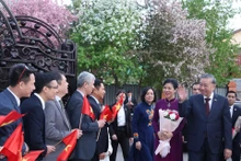 El secretario general del PCV, To Lam, y su esposa visitan la Embajada de Vietnam en Kazajistán. (Foto: Thong Nhat/VNA)