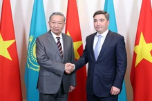 El secretario general del Partido Comunista de Vietnam, To Lam (izquierda), se reúne con el primer ministro kazajo, Olzhas Bektenov. (Foto: VNA)