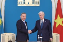 El secretario general del Partido Comunista de Vietnam (PCV), To Lam, y el presidente de Kazajistán, Kassym-Jomart Tokayev, adoptaron la Declaración Conjunta sobre el establecimiento de Asociación Estratégica bilateral. (Foto: VNA)