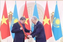 El presidente kazajo, Kassym-Jomart Tokayev (derecha), entrega la Orden de Dostyk de Primera Clase al secretario general del Partido Comunista de Vietnam, To Lam. (Foto: VNA)