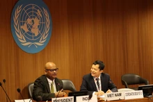 Presidente rotatorio de la CD, Anupam Ray, y el encargado de negocios de la delegación vietnamita en Ginebra, Cung Duc Han. (Foto: VNA)