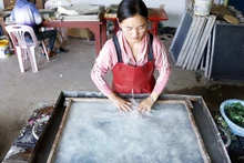 Uno de los procesos de hacer el papel Do. (Foto: VNA)