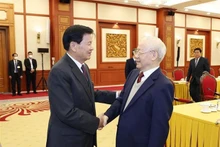 El secretario general del Partido Comunista de Vietnam, Nguyen Phu Trong, y el máximo dirigente del Partido Popular Revolucionario de Laos, Thongloun Sisoulith. (Foto: VNA)