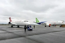 Los aviones C919 y ARJ21 de la Corporación de Aviones Comerciales de China (Comac) aterrizan en el aeropuerto internacional de Van Don. (Foto: VNA)