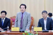 El vicepresidente del Comité Popular de Quang Ngại, Vo Phien, habla en el encuentro. (Foto: baoquangngai.vn)