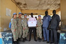 El Cuerpo de Ingenieros del Ejército de Vietnam entrega obsequios al Hospital de Abyei. (Fuente: Cuerpo de Ingenieros del Ejército de Vietnam)
