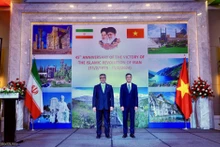 El embajador de Irán en Vietnam, Ali Akbar Nazari (Izquierda), y el vicecanciller vietnamita Nguyen Minh Vu, en el acto por el 45º aniversario del Día Nacional de Irán. (Foto: baoquocte.vn)