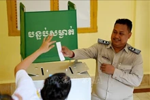 En un colegio electoral en Phnom Penh, Camboya. (Foto: AFP/VNA)