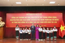Entregan becas a estudiantes vietnamitas en Laos. (Foto: VNA)