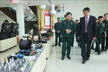 El coronel general Hoang Xuan Chien (izquierda), viceministro de Defensa de Vietnam, y el embajador de Japón en Hanói, Ito Naoki, aprecian los modelos de procesamiento de señales de material explosivo en el VNMAC. (Foto: VNA)