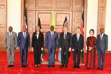 La embajadora vietnamita en Tanzania, concurrente a Kenia, Vu Thanh Huyen, (segunda desde derecha) y otros embajadores. (Foto: VNA)
