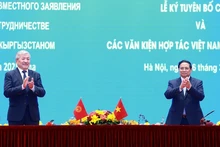 Los primeros ministros de Vietnam y Kirguistán en la firma de la declaración conjunta y acuerdos de cooperación entre los dos países. (Foto: VNA)