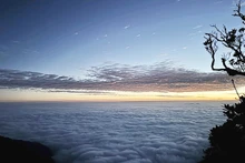 Amanecer en un mar de nubes.