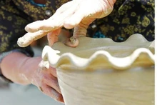 Elaboración del borde de un jarrón.