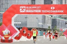 Los corredores en el Maratón Internacional de Techcombank de Ciudad Ho Chi Minh. (Fotografía: VNA)