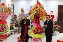 El viceministro del Interior, Vu Chien Thang y el arzobispo Nguyen Chi Linh. (Fotografía: VNA)