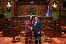 El primer ministro de Vietnam, Pham Minh Chinh, y la presidenta del Senado de Bélgica, Stephanie D'Hose. (Fotografía: VNA)