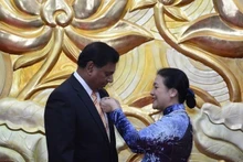 La presidenta de la Unión de Organizaciones de Amistad de Vietnam, Nguyen Phuong Nga (derecha), otorga la insignia al embajador de Sri Lanka en Vietnam, Prasanna Gamage. (Fotografía: qdnd.vn)