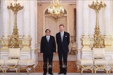 El primer ministro de Vietnam, Pham Minh Chinh, (I) y el Gran Duque de Luxemburgo, Enrique. (Fotografía: VNA)