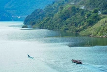 Barcos en el lago hidroeléctrico Son La. (Fotografía: VNA)