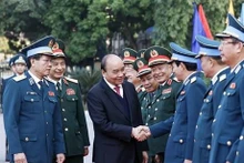 El presidente de Vietnam, Nguyen Xuan Phuc, y representantes militares. (Fotografía: VNA)