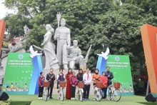 Obsequian bicicletas a estudiantes desfavorecidos con resultados académicos sobresalientes. (Fotografía: VNA)