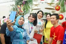 Ciudadanos de otros países visitan el pabellón de Vietnam (Fotografía: VNA)