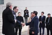 El premier vietnamita, Pham Minh Chinh, en el encuentro con el vicegobernador de Brabante Septentrional, Martijn van Gruijthuijsen. (Fotografía: VNA)