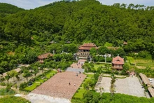 La pagoda, ubicada en el pueblo de Ninh Trung, comuna de Liem Son, distrito de Thanh Liem, provincia de Ha Nam, ha atraído a muchos turistas nacionales e internacionales gracias a su belleza pura y pacífica. (Fotografía: Vietnam+)