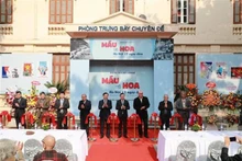 Inauguran la exposición "Sangre y flores - Hanói 12 días y noches". (Fotografía: VNA)