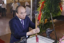 El presidente de Vietnam, Nguyen Xuan Phúc, ofrece incienso en homenaje al Presidente Ho Chi Minh. (Fotografía: Thong Nhat/VNA)