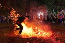 Rito de saltos sobre flama fue reconocido como patrimonio cultural inmaterial de Vietnam.