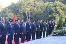 Delegados ofrecen flores en el Monumento a la Amistad Vietnam-Laos. 