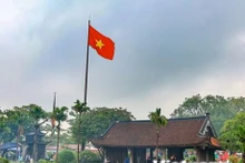 Entre las 10 obras arquitectónicas antiguas típicas de Vietnam se encuentra la antigua pagoda de Keo, cuyo nombre tradicional es Than Quang Tu y se ubica en el pueblo de Dung Nhue, comuna de Duy Nhat, distrito de Vu Thu, de la provincia de Thai Binh. La construcción de la pagoda Keo data de 1632 y numerosos estudiosos de la historia y la cultura la consideran una obra artística única. En esa época, constó de 21 zonas con 157 habitaciones sobre una superficie de 58 mil metros cuadrados. Luego de 400 años de existencia y varias restauraciones, la pagoda Keo aún preserva intacta una arquitectura peculiar que data del siglo XVII. (Fotografía: Vietnamplus) 