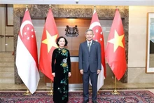 Truong Thi Mai, miembro del Buró Político, secretaria del Comité Central del PCV y jefa de su Comisión de Organización, y el canciller de Singapur, Vivian Balakrishnan. (Fotografía: VNA)