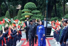 La vicepresidenta vietnamita Vo Thi Anh Xuan recibe a su homólogo de Nigeria, Yemi Osinbajo. (Fotografía: VNA)
