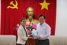 El secretario adjunto permanente del Comité del Partido Comunista de Vietnam en Binh Duong, Nguyen Hoang Thao, recibe a la subdirectora del diario Granma, Arlin Alberty Loforte. 