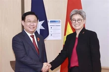 El presidente de la Asamblea Nacional de Vietnam, Vuong Dinh Hue, recibe a la ministra de Relaciones Exteriores de Australia, Penny Wong. (Fotografía: VNA)