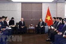 El presidente Nguyen Xuan Phuc (derecha) recibe al presidente y director ejecutivo del Grupo CJ, Sohn Kyung-shik. (Fotografía: VNA)