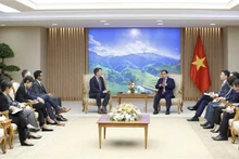 El primer ministro Pham Minh Chinh (D) recibe al director ejecutivo de Nike, Andy Campion. (Fotografía: VNA)