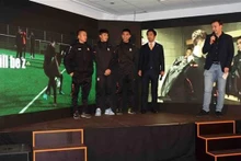 Futbolistas juveniles vietnamitas en el evento. (Fotografía: VNA)