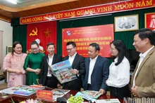 Delegación de Nhan Dan trabaja con dirigentes de Son La 
