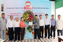 La vicepresidenta del Comité del Frente de la Patria de Vietnam, Phan Kieu Thanh Huong, felicita la comunidad musulmana. (Foto: VNA)
