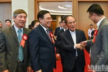  El presidente de la AN, Vuong Dinh Hue y el ex titular del órgano legislativo, Nguyen Sinh Hung, junto con los delegados en la ceremonia.