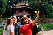Los turistas extranjeros en el Templo de Literatura en Hanói. (Foto: VNA)