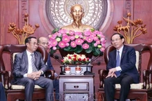 El miembro del Buró Político y secretario del Comité del Partido Comunista de Vietnam en Ciudad Ho Chi Minh, Nguyen Van Nen, y el presidente del Comité de Justicia de la Asamblea Nacional de Laos, Khampheng Vilaphanh. (Foto: VNA)