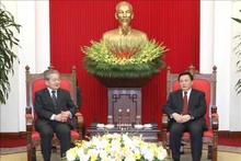 El director de la Academia Nacional de Política de Ho Chi Minh, Nguyen Xuan Thang, recibe a Ogata Yasuo, vicepresidente del Presidium del Comité Central del Partido Comunista de Japón y jefe de su Comisión de Relaciones Exteriores. (Foto: VNA)